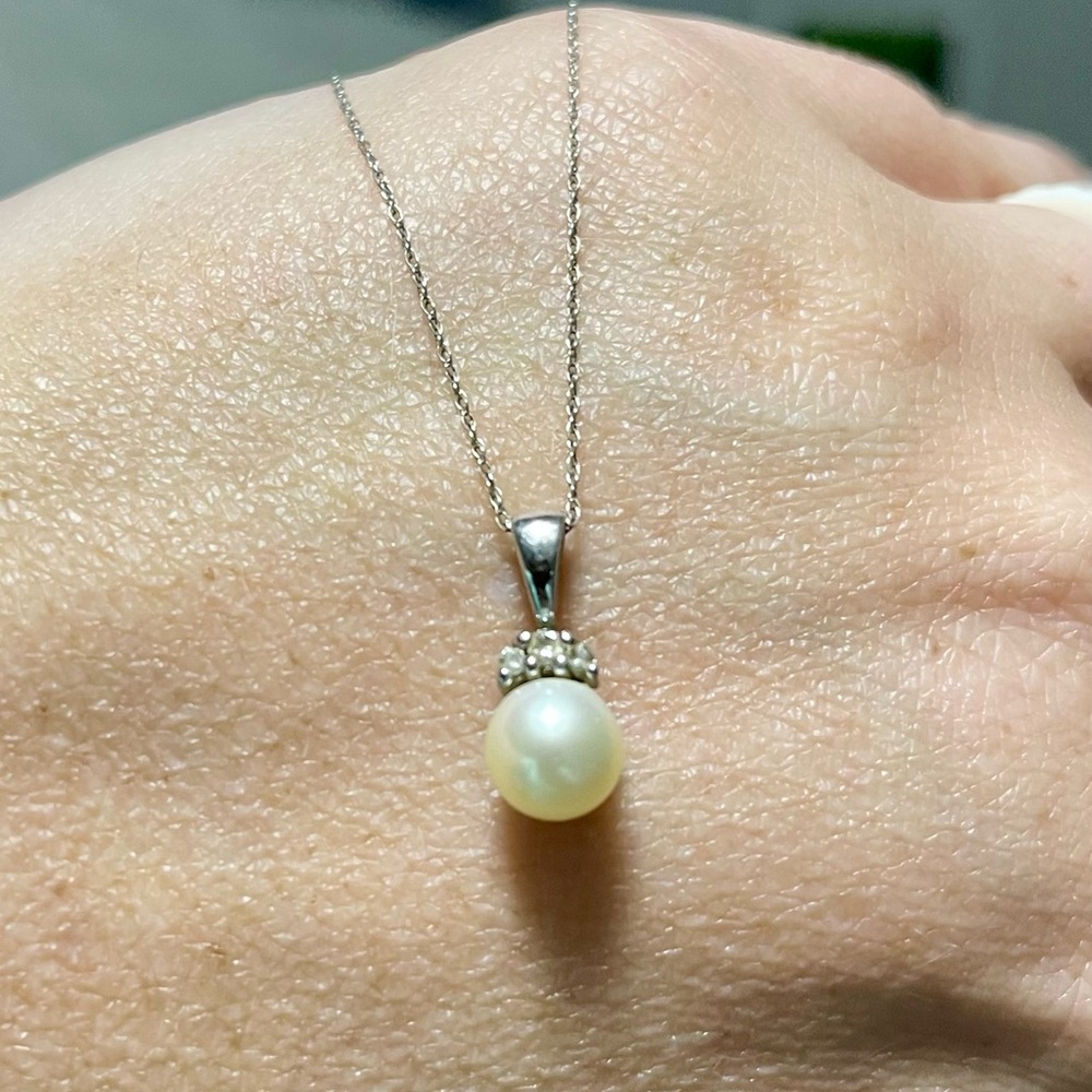 Pearl and diamond pendant and necklace 14kt white gold